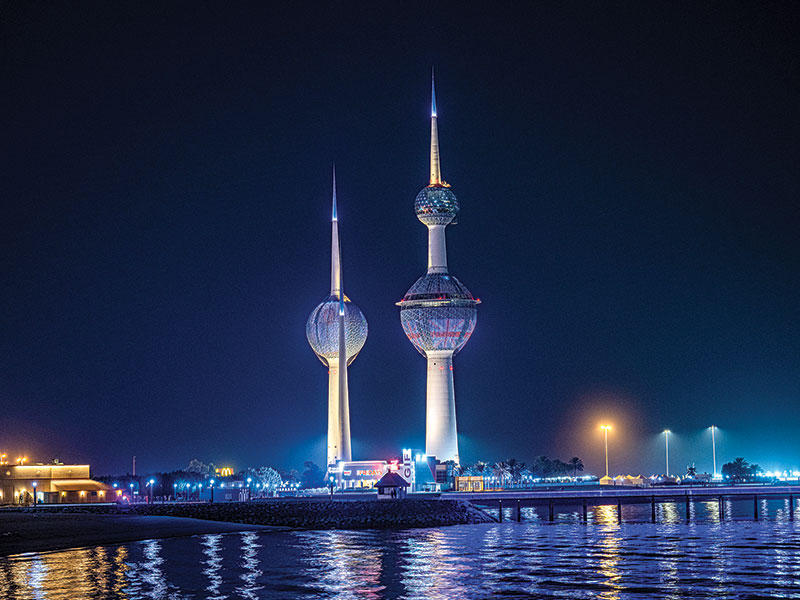 علم بريطانيا مضاءً على أبراج الكويت (تصوير عبدالمجيد الشطي)