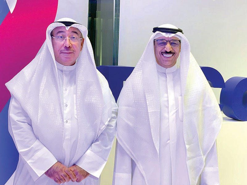 المدير العام لمعهد الكويت للأبحاث العلمية، د. مانع السديراوي والقائم بأعمال مدير مركز أبحاث المياه بمعهد الكويت للأبحاث العلمية، د. خالد هادي يشهدان توقيع مذكرة التفاهم