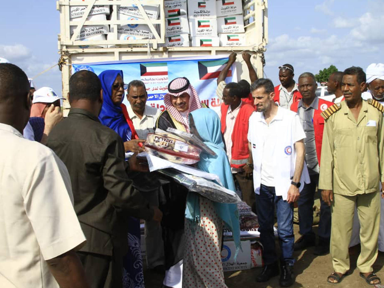 السفير الظفيري يشرف على توزيع المساعدات