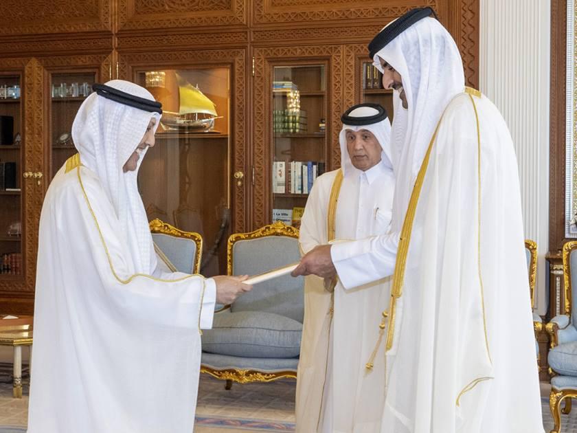 أمير دولة قطر يتسلم أوراق اعتماد خالد المطيري سفيراً للبلاد لدى الدوحة
