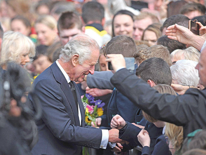 تشارلز والملكة القرينة في بلفاست أمس (د ب أ)