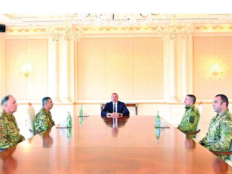 علييف مجتمعا مع قادته العسكريين امس (رويترز)