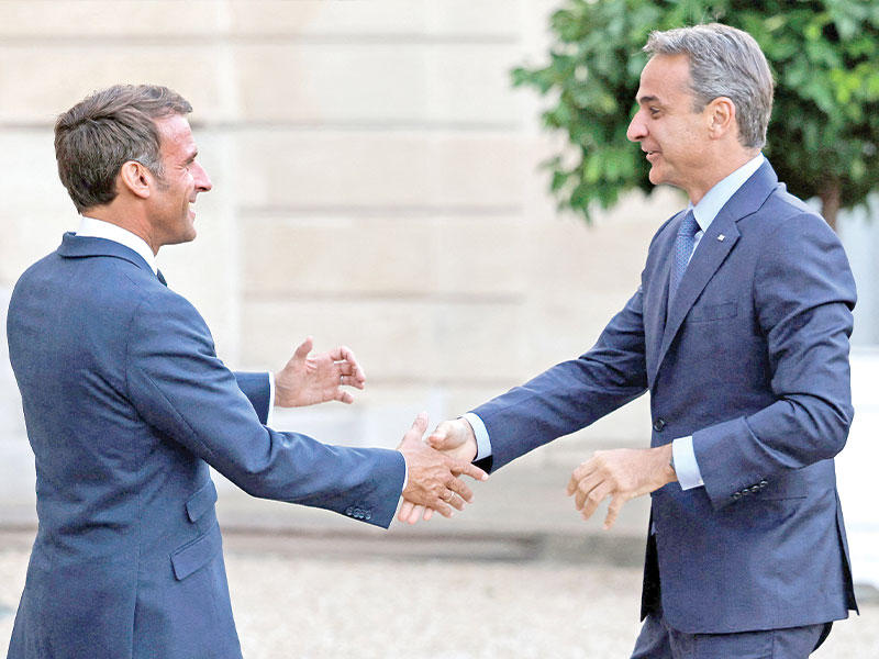  رئيس الوزراء اليوناني كيرياكوس ميتسوتاكيس خلال لقائه الرئيس الفرنسي إيمانويل ماكرون