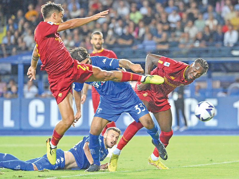 ديبالا نجم روما في محاولة أمام مرمى إمبولي