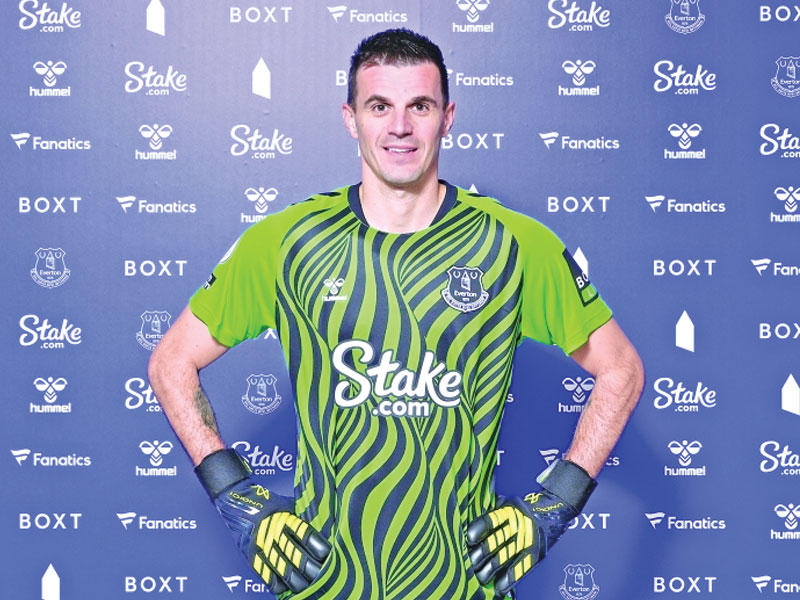 حارس المرمى السويسري إلدين ياكوبوفيتش