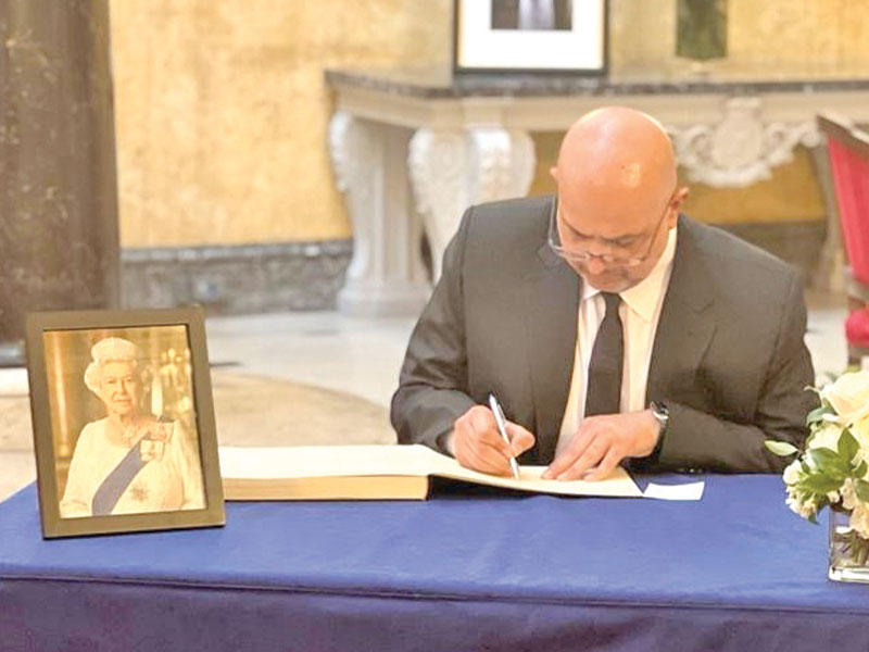 سفير الكويت لدى المملكة المتحدة بدر العوضي يدون كلمة في سجل التعازي