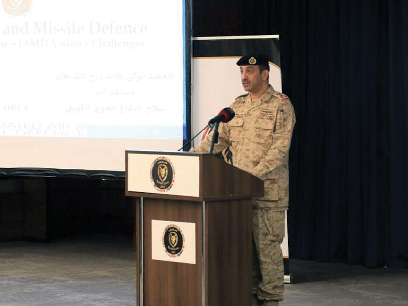 العميد الركن خالد الشريعان متحدثاً خلال المحاضرة