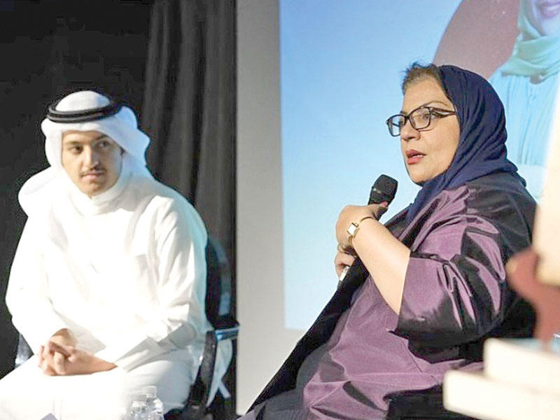 الروائية العمانية بشرى خلفان والروائي عبدالله الحسيني