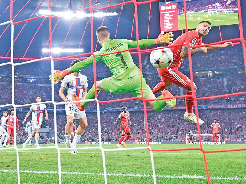 لوكاس هرنانديز نجم بايرن يحرز هدفه في مرمى برشلونة