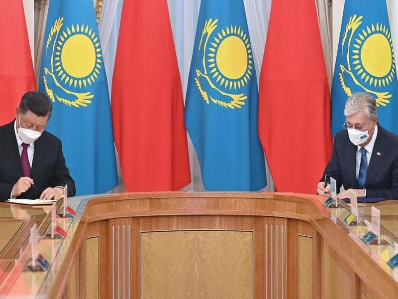 رئيس كازاخستان قاسم جومارت توكاييف (يمين) يلتقي الرئيس الصيني شي جينبينغ في نور سلطان في 14 سبتمبر 2022