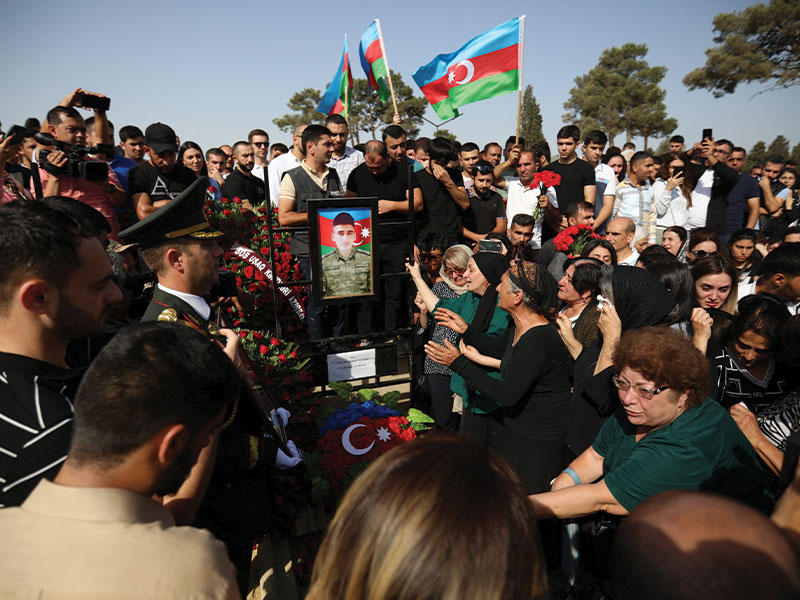 جانب من تشييع أحد قتلى الجيش الأذربيجاني في باكو أمس t(رويترز)