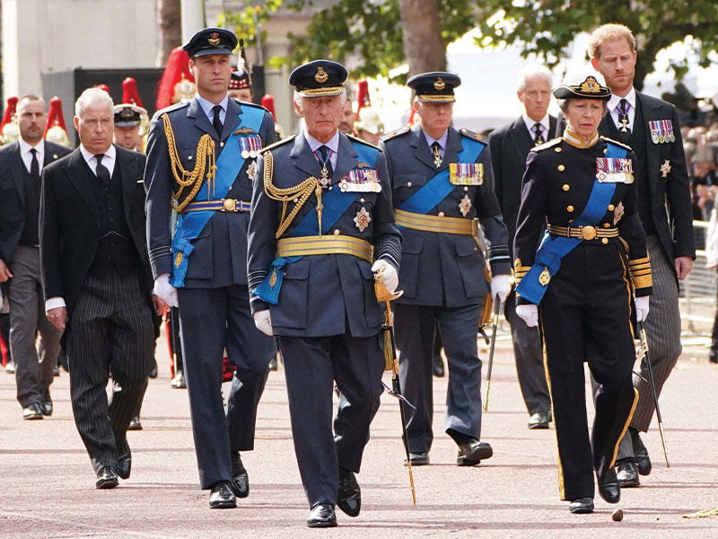 الملك تشارلز وخلفه ولي عهده الأمير وليام والأميرة آن، وخلفها الأمير هاري يتجهون من قصر باكنغهام إلى ويستمنستر (رويترز)   