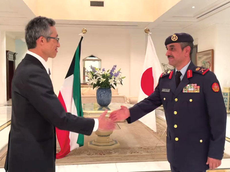 مدير هيئة التعليم والتدريب في القوات المسلحة اللواء فهد الطريجي مصافحاً السفير الياباني لدى البلاد مورينو ياسوناري