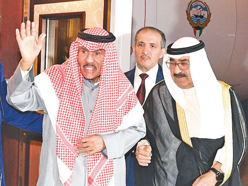 الأمير لدى عودته أمس من إيطاليا وعلى رأس مستقبليه ولي العهد