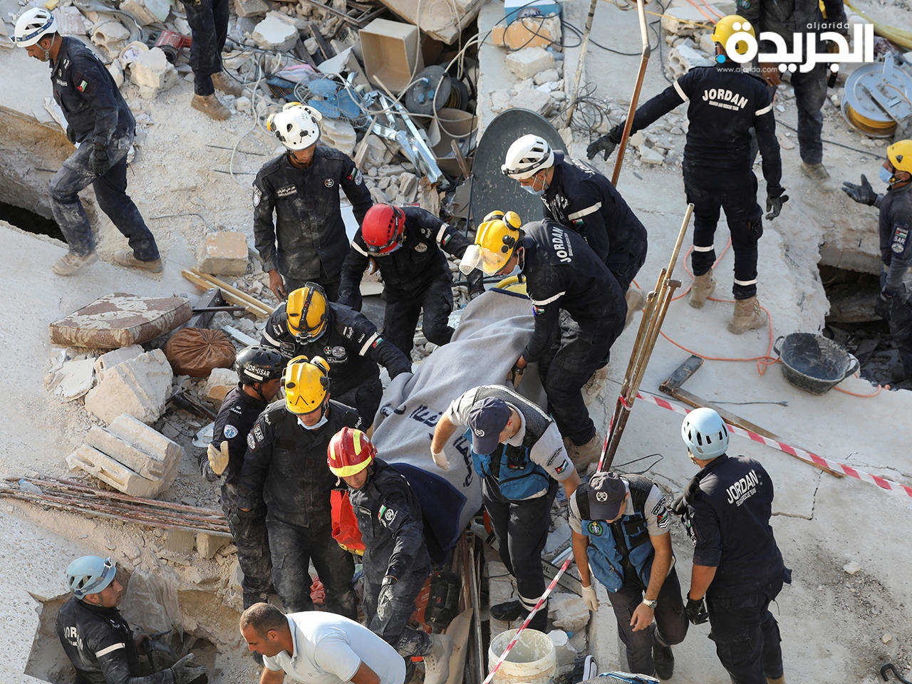رجال الانقاذ يواصلون عمليات البحث عن ناجين