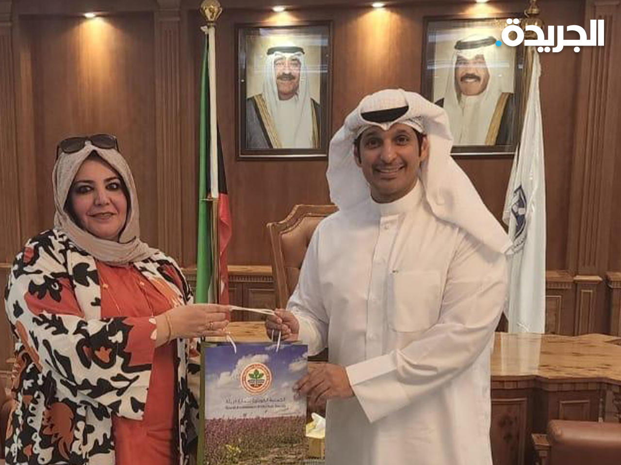 وزير الإعلام عبدالرحمن المطيري مستقبلاً رئيس الجمعية الكويتية لحماية البيئة د. وجدان العقاب