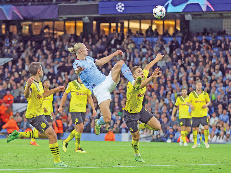 هالاند نجم مانشستر سيتي يحرز هدفه في مرمى دورتموند