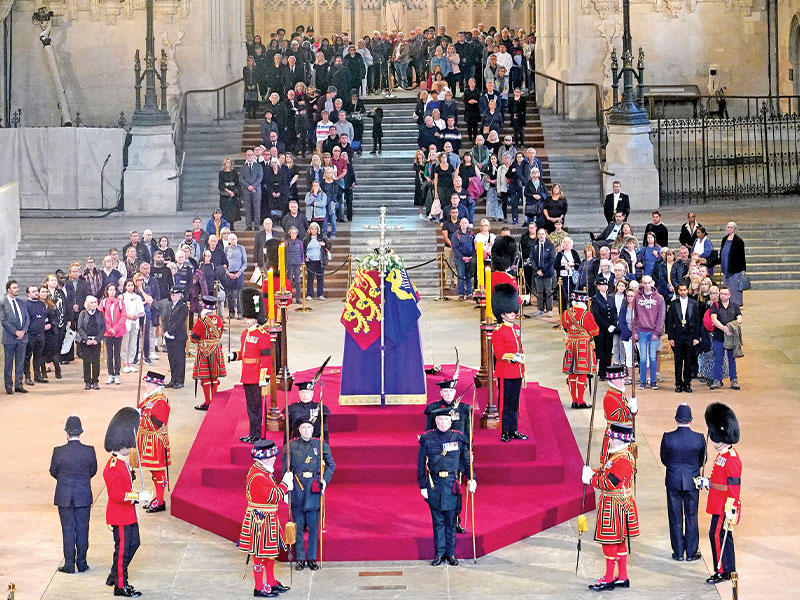 نعش الملكة مسجى في ويستمنستر (رويترز)