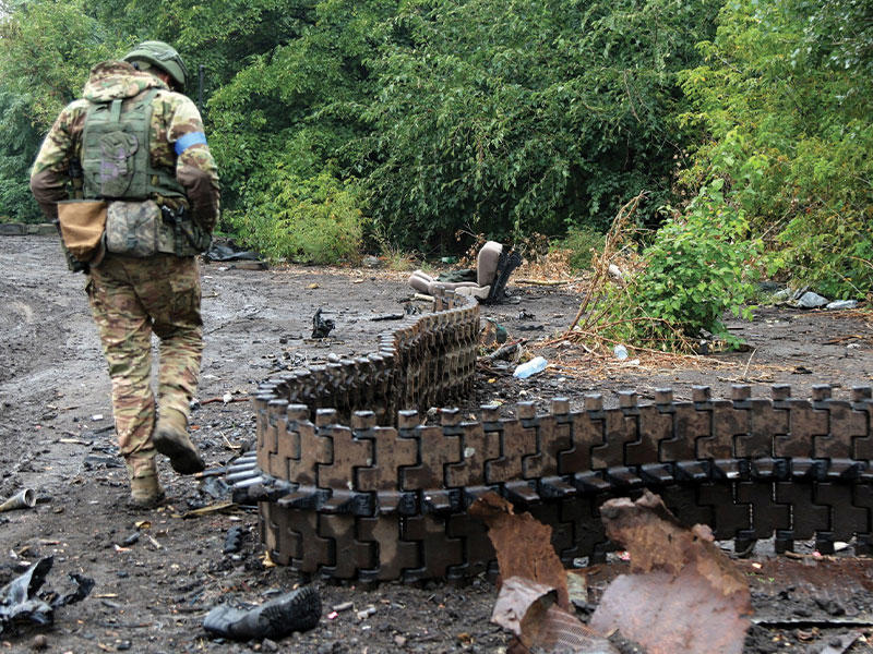 دبابة روسية مدمرة في خاركيف أمس الأول (رويترز)