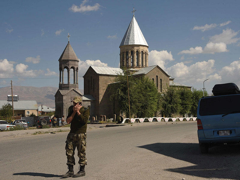 متطوع أرمني في مدينة فاردنيس أمس (أ ف ب)