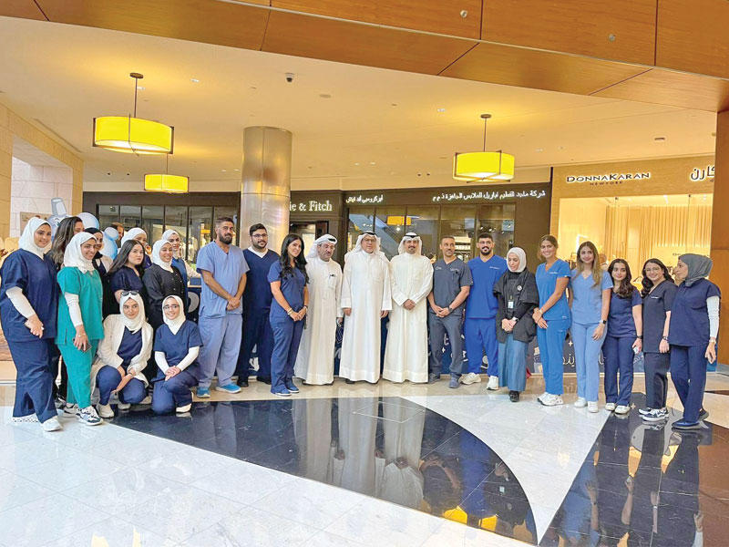 وزير الصحة متوسطاً المشاركين في الحملة