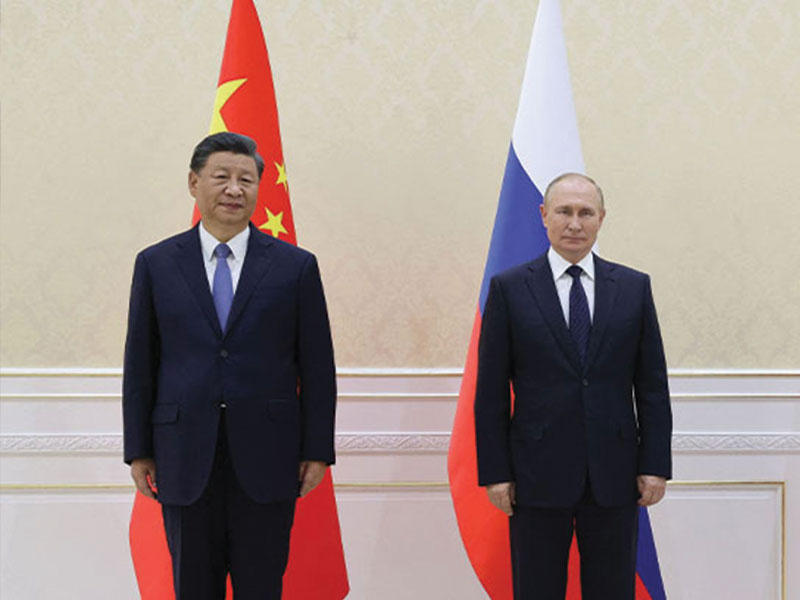 الرئيسان الصيني والروسي خلال لقائهما في سمرقند أمس (أ ف ب)