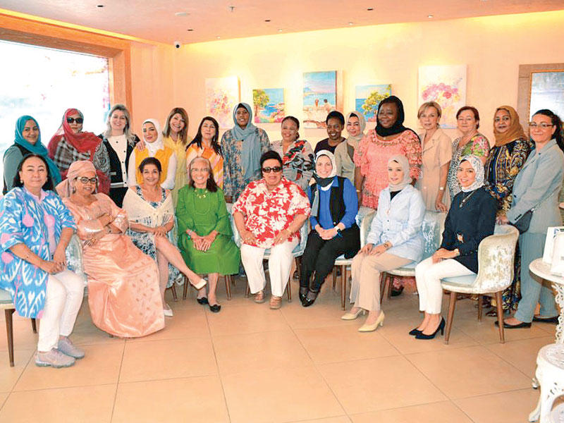 الشطي تتوسط عضوات لجنة المرأة الدبلوماسيةn