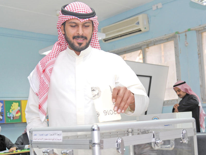 مواطن يدلي بصوته في انتخابات سابقة