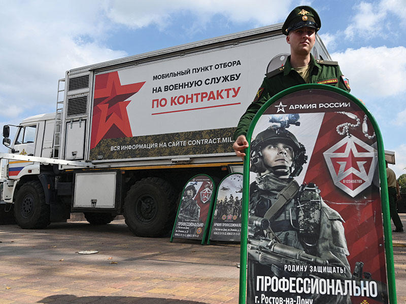 جندي روسي أمام مركز لتسجيل المتطوعين للجيش