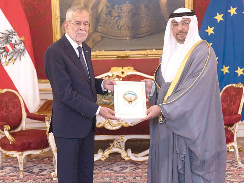 الفصام خلال تقديم أوراق اعتماده للرئيس النمساوي