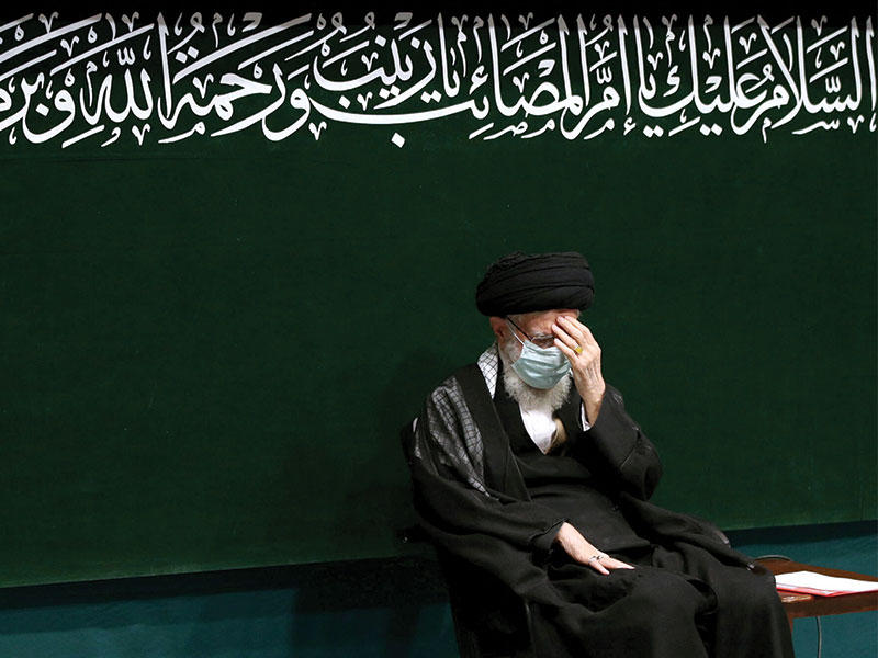 خامنئي في حسينية الإمام الخميني في طهران أمس (رويترز)