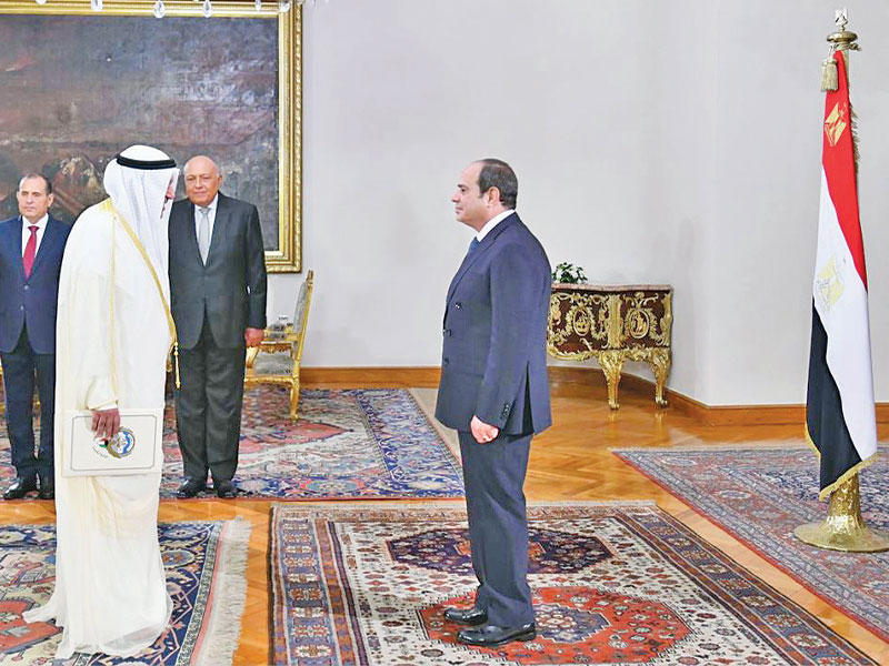الرئيس المصري عبدالفتاح السيسي خلال تسلّمه أوراق اعتماد سفير الكويت الجديد في القاهرة غانم الغانم