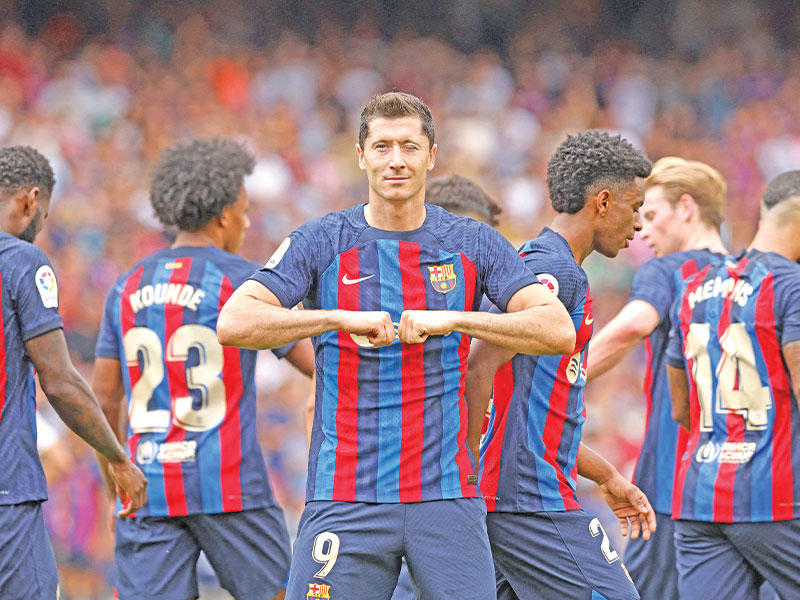 ليفاندوفسكي نجم برشلونة يحتفل بالهدف الأول