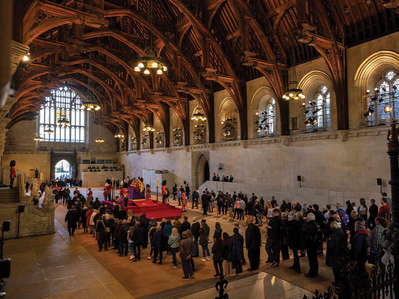 آلاف الأشخاص يلقون نظرة الوداع على نعش الملكة إليزابيث أمس الأول (رويترز)