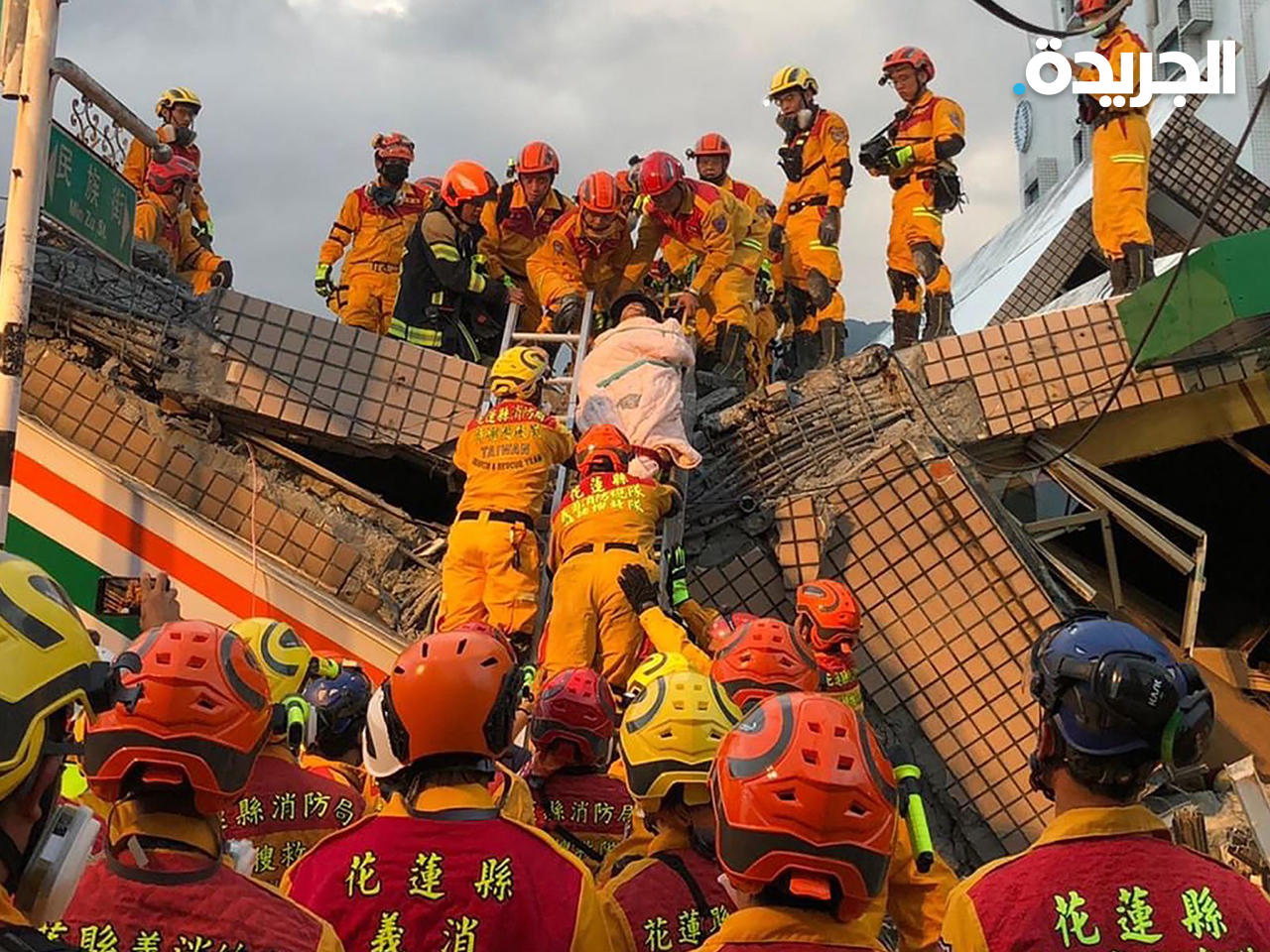 جانب من محاولات إنقاذ ضحايا انهيار أحد المباني