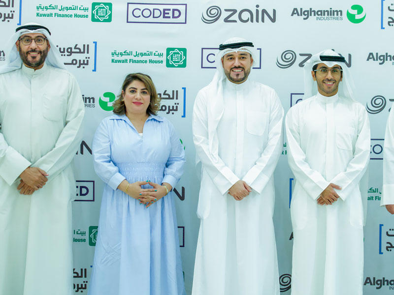 عايد سلمان متوسطاً معرفي والعوضي خلال الحفل