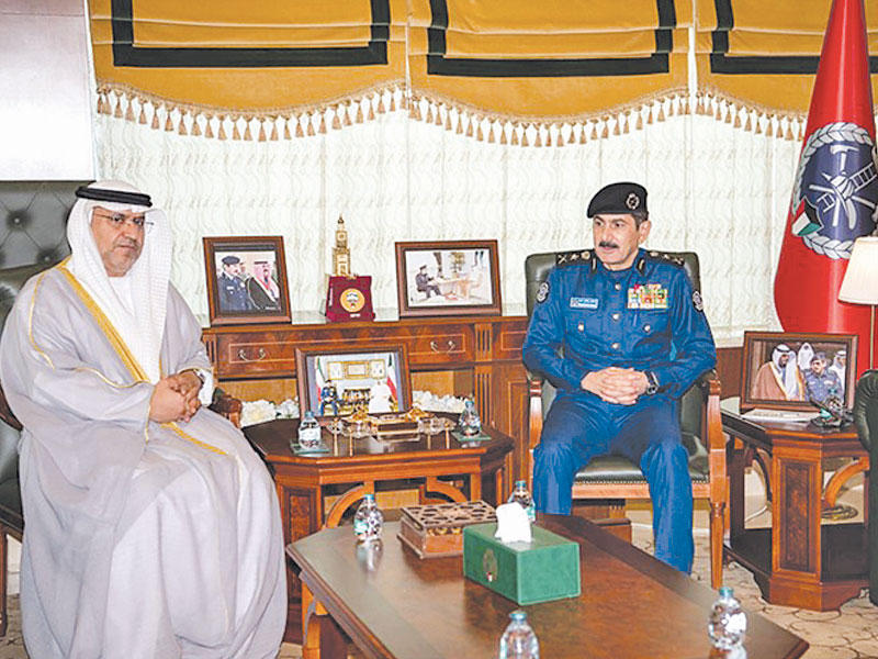 رئيس قوة الإطفاء العام الفريق خالد المكراد مستقبلاً السفير الإماراتي د. مطر النيادي