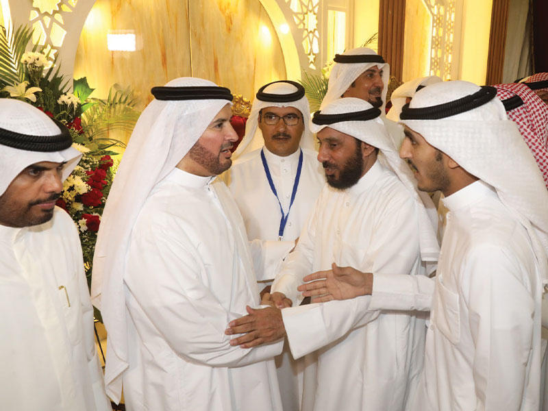 مرشح الدائرة الخامسة النائب السابق حمدان العازمي مستقبلاً الناخبين