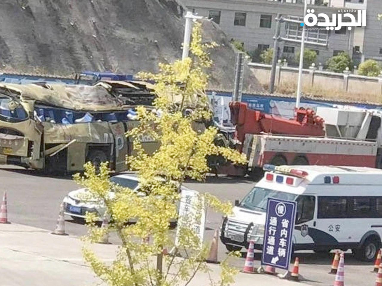 قاطرة تسحب الحافلة من موقع الحادث