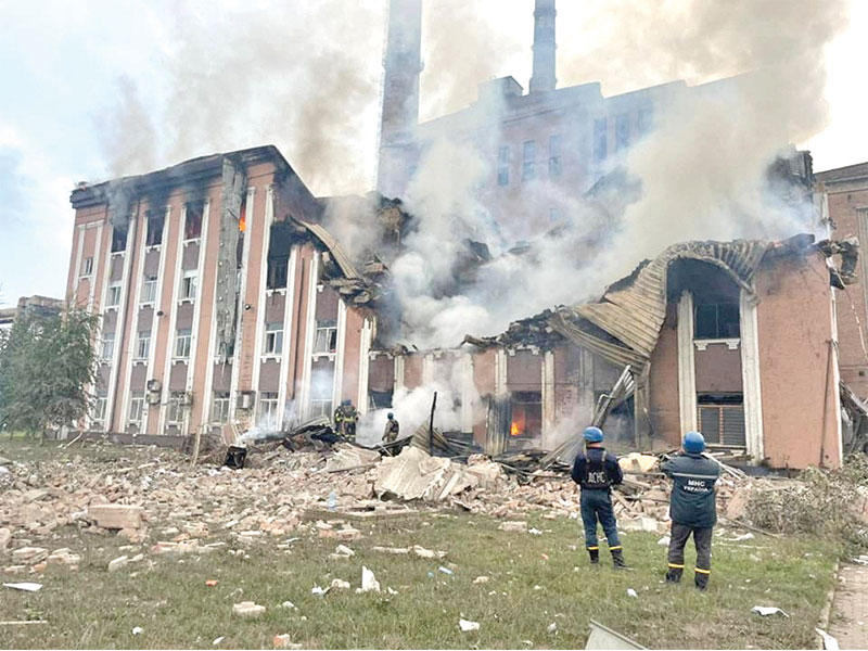 معمل تضرر بالقصف الروسي في دونيتسك امس (رويترز)