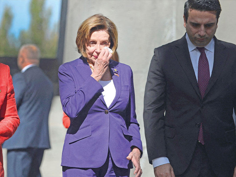 بيلوسي تدمع خلال زيارتها إلى نصب تذكاري لضحايا مجازر الأرمن في الحرب العالمية الاولى،في يريفان أمس(أ ف ب)