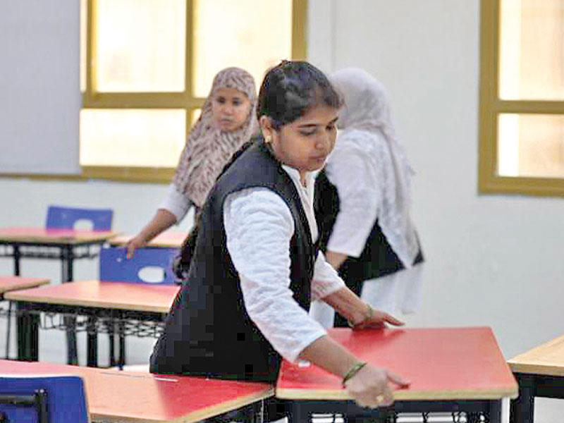 جانب من جهود التنظيف أمس