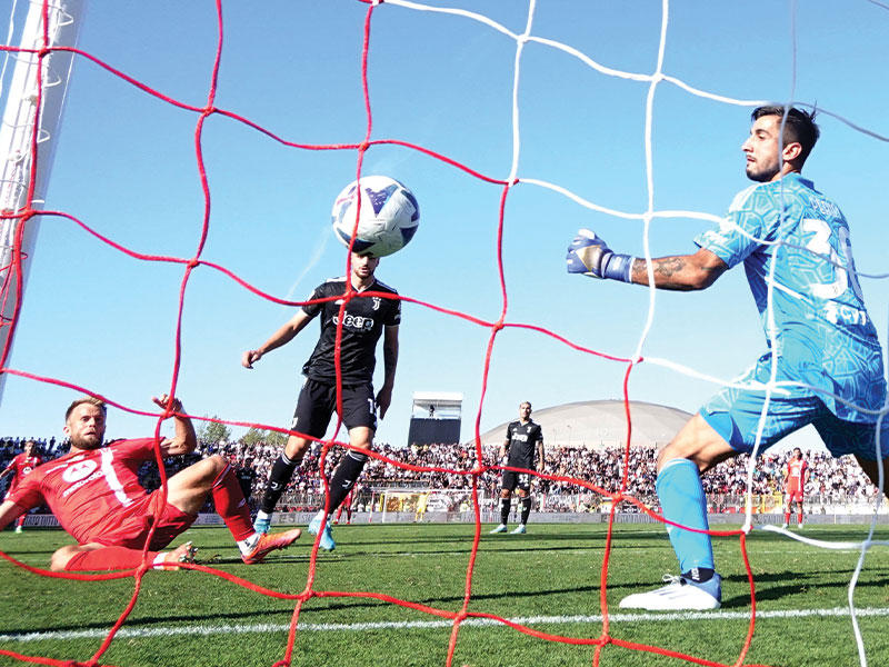 غوتكاير لاعب مونتسا يحرز هدفه في مرمى يوفنتوس