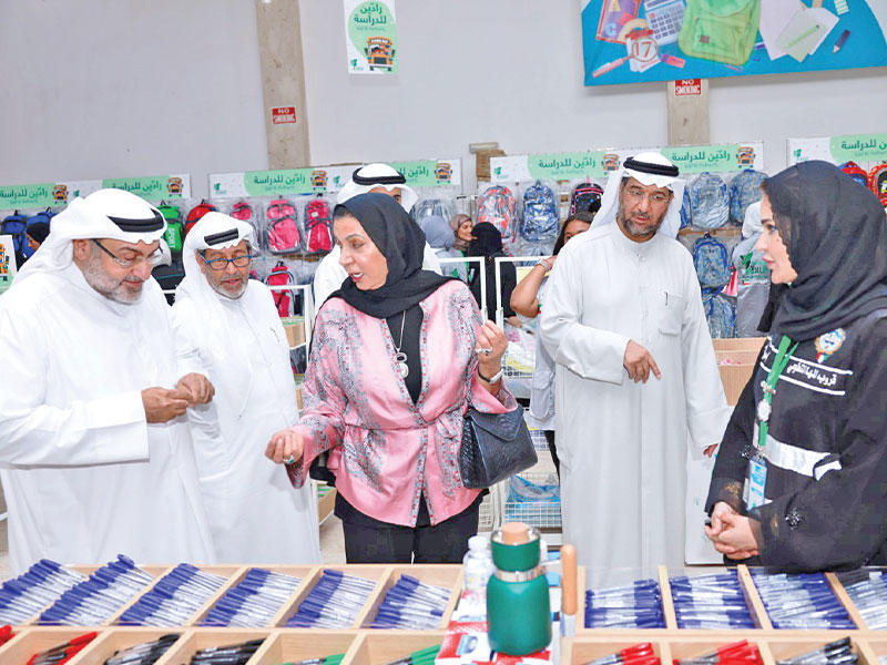 اعضاء جمعية السلام للأعمال الإنسانية والخيرية خلال جولتهم في المعرض