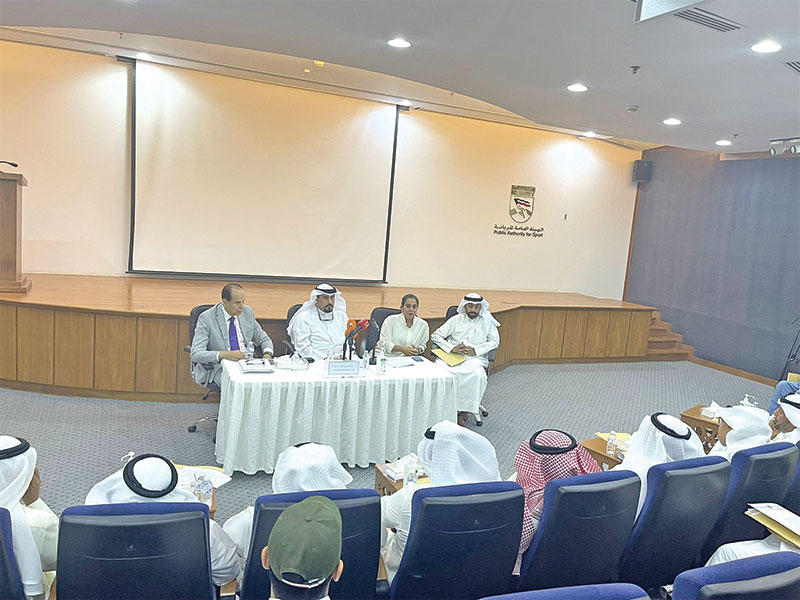 جانب من اجتماع الأندية في مقر الهيئة أمس