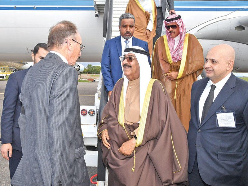 ممثل صاحب السمو أمير البلاد الشيخ نواف الأحمد، سمو ولي العهد الشيخ مشعل الأحمد لدى وصوله إلى المملكة المتحدة 