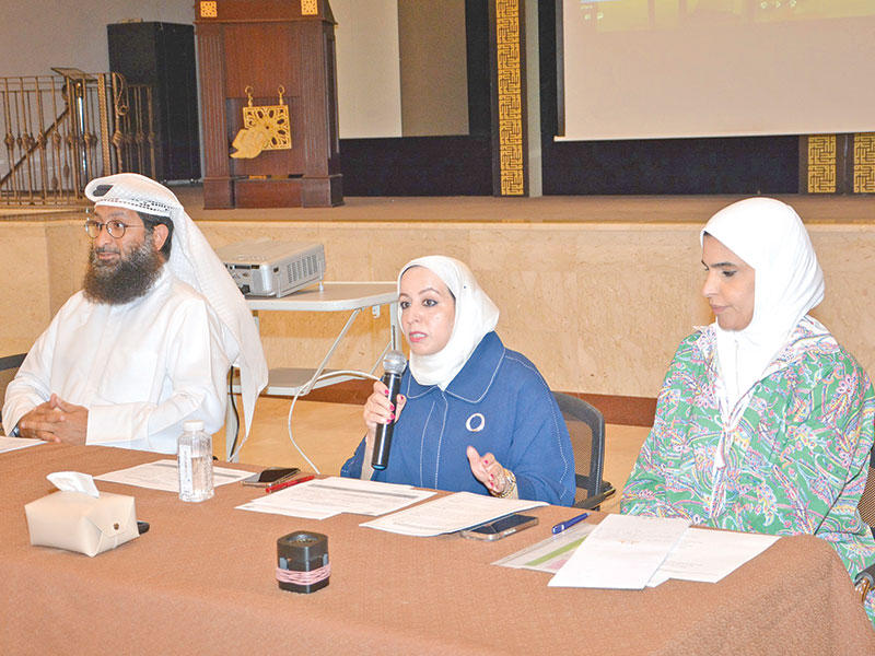 اليعقوب تلقي كلمتها خلال الاجتماع