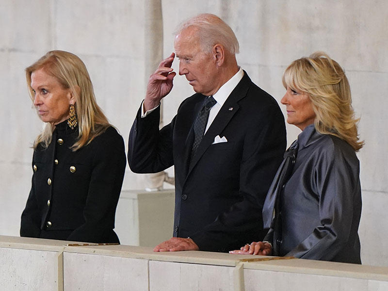 بايدن وزوجته يلقيان نظرة الوداع على نعش الملكة من شرفة في ويستمنستر أمس (د ب أ)