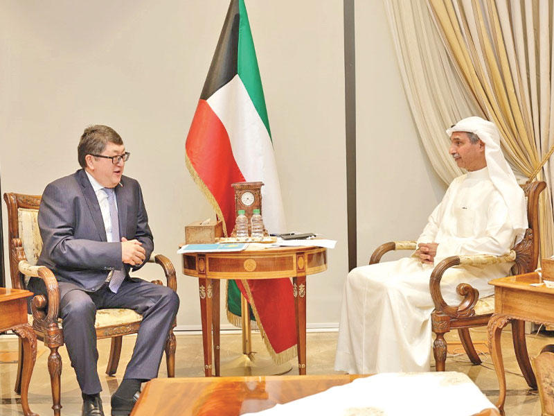 الظفيري مستقبلاً سفير كازاخستان