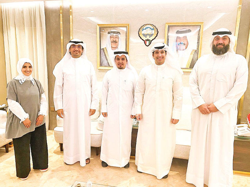 المطيري خلال لقائه وفد جمعية النزاهة